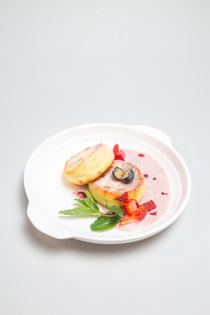 talerz z daniem głównym